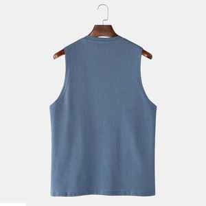 เสื้อกล้ามผู้ชายผ้าฝ้าย 100% ขายส่ง รับสกรีนโลโก้ สวมใส่สบาย สีพื้นเรียบง่าย ระบายอากาศดี ดีไซน์ AKO SPORTS น้ำหนัก 220 กรัม สไตล์สตรีทแฟชั่น - Product Image 5