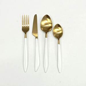 Ensemble de couverts élégant en métal sans danger pour les aliments avec revêtement en or PVD à poignée en émail blanc pour la maison et les ensembles de couverts de vaisselle de mariage - Product Image 1