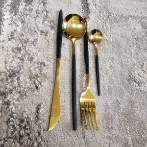 Juego de regalo personalizado con grabado de cubiertos de 4 piezas de acero inoxidable negro y dorado, regalo de inauguración de la casa - Product Image 1