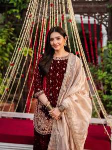 Conjunto de Fiesta de Diseño con Top, Pantalón y Dupatta con Bordado y Trabajo de Moti - Product Image 3