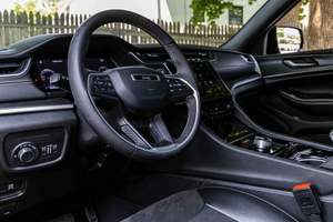 UN EXCELENTE JEEP GRAND CHEROKEE EL ALTIMITUDE 4WD SUV CROSSOVER USADO DEL 2023 - Product Image 4