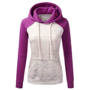 Sweat à capuche imprimé graphique personnalisé pour femmes Pull accrocheur avec un design audacieux parfait pour le style de rue et la superposition - Product Image 5