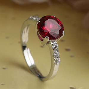 Bague pour femme CLARA en argent sterling 925 avec anneau ajustable, plaqué rhodium et zircone suisse certifiée GRS, couleur rouge sang - Product Image 2