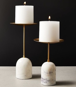 Bougeoir en fer forgé magnifiquement conçu avec des bras gracieusement incurvés et des tourbillons artistiques délicats pour une décoration intérieure intemporelle - Product Image 3