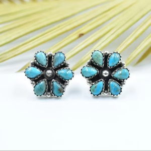 Boucles d'oreilles en argent sterling turquoise Mojave faites à la main-Boucles d'oreilles design floral pour femme - Product Image 1