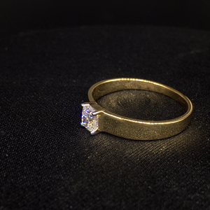 Anillo de Oro Amarillo de 18 Quilates para Hombre, Exquisito Diamante Solitario de Corte Brillante Redondo de 0.60 TCW, Engaste de Puntas, Estilo Moderno, Claridad SI - Product Image 2