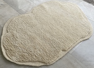 Tapis de forme tufté à la main en laine naturelle non teinte pour des décors et des intérieurs élégants Fabriqué en couleur blanche - Product Image 3