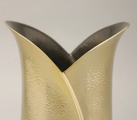 Vases modernes chics en métal doré inspirés des tulipes Sculptures décoratives sophistiquées pour n'importe quelle pièce