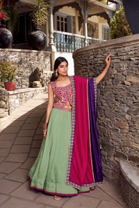 Colección de bodas Vichitra estilo clásico: Lehenga Choli de tafetán de seda con corte en A, largo hasta el suelo, espalda descubierta y cola catedral bordada. - Product Image 3