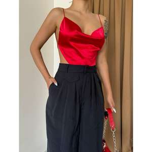 กางเกงขายาวสีดำทรงหลวมเอวสูงมีจีบและกระเป๋าผ้าแคนวาส - Product Image 1