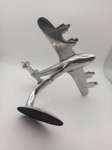 Modèle d'avion décoratif de table en aluminium vintage Décoration de la maison et du bureau Art de bureau artisanal en métal antique argenté - Product Image 5