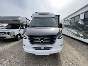Autocaravana Usada en Rebaja, Regency RV Ultra Brougham 25MB 2023 2024, para 4-6 Pasajeros, en Venta - Product Image 5