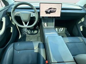Un excellent modèle d'occasion Tesla Model Y Long Range AWD 2026 avec moteur électrique et boîte à double embrayage à 1 vitesse - Product Image 2