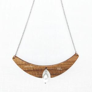Collier de déclaration en bois fabriqué à la main avec des bijoux de mode écologiques audacieux de perle pour les femmes avec Boho et style artistique - Product Image 1