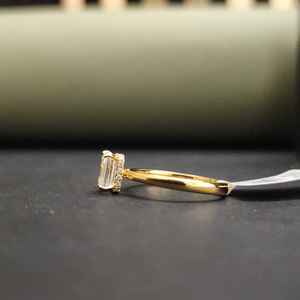 แหวนมอสซาไนต์ทรงเหลี่ยมสีเหลืองทองคำแท้ 18KT ประดับมรกตสุดหรู ได้รับการรับรองจาก IGI สำหรับการหมั้น - Product Image 3