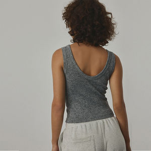 Camiseta sin mangas gris de punto acanalada para mujer con logotipo personalizado, camiseta sin mangas holgada con ribete acanalado y cuello redondo para mujer - Product Image 4