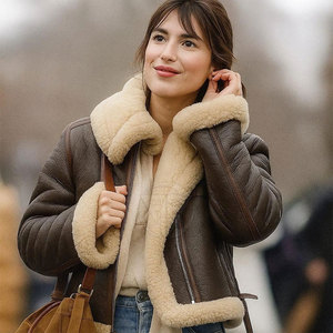 Veste en cuir shearling respirante et écologique pour femme, qualité supérieure, légère, tricotée, avec logo frontal et coupe raffinée - Product Image 2