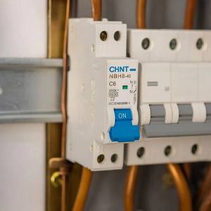 Interruptor magnetotérmico compacto Chint 1P + N Curve C 1 Módulo 4,5 Ka 230V 6 amperios Paquete de disyuntores en miniatura 1 - Product Image 3