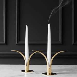 Bougeoir décoratif luxueux en métal argenté de Noël avec des motifs célestes complexes pour un affichage de vacances festif - Product Image 3