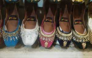 Zapatos Khussa hechos a mano para mujer, zapatos tradicionales indios Punjabi Jutti para mujer, zapatos Khussa pakistaní con cuentas, Khussa para mujer - Product Image 2