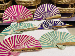 Ventilador decorativo hecho a mano de hoja de palma, accesorio de refrigeración respetuoso con el medio ambiente, recuerdo de boda ligero para exteriores de Vietnam - Product Image 3