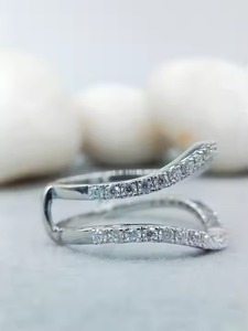 Lujoso anillo de diamante de moissanita de plata 925 personalizado y oro blanco Pave ajuste regalo de compromiso para esposa - Product Image 2