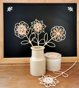 Fleur en rotin et bambou - Product Image 1