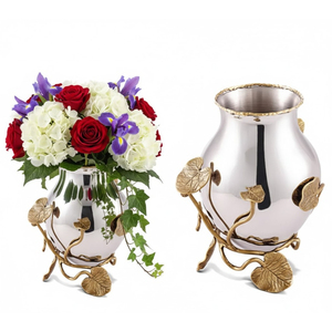 Vase à fleurs en métal argenté poli antique avec base en feuilles et vignes en laiton doré, décoration moderne pour la maison, table pour mariages et événements - Product Image 1