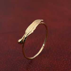 Bague en laiton plaqué or 18 carats pour femme, motif feuille délicat, style minimaliste, nature - Product Image 4