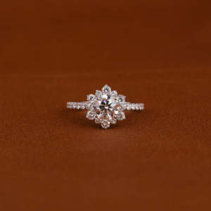 Anillo de compromiso chapado en oro macizo de 18 quilates con certificación IGI, corte en forma de flor, Diamante cultivado en laboratorio con ajuste de halo de moda, anillos finos - Product Image 1