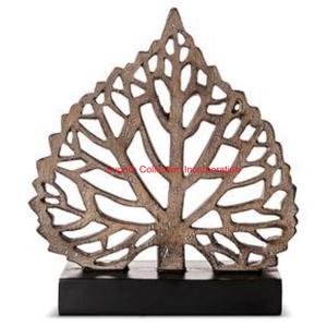 Sculpture en corail doré de luxe en aluminium coulé à la main Décor d'art en métal rond moderne avec un motif ajouré complexe sur une base noire - Product Image 5