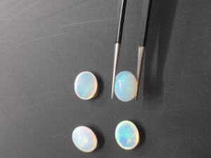 Pierre précieuse d'opale éthiopienne naturelle 11x9mm Cabochon ovale avec effet de jeu de couleur/effet de feu pour la fabrication de bijoux - Product Image 5