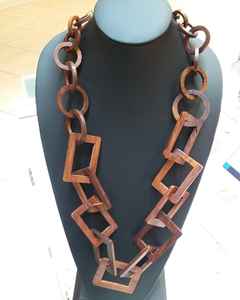 Collar de Eslabones de Madera Hecho a Mano - Eslabones Cuadrados Geométricos Grandes, Estilo Bohemio, Joyería de Madera Gruesa, Tono Marrón Natural - Product Image 3
