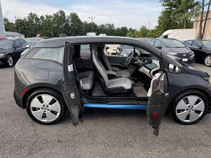 BMW i3 2014, 4 portes, berline, d'occasion, conduite à gauche, intérieur foncé, sièges en cuir, caméra de recul, boîte manuelle, moteur turbo 4L, capacité 8L, transmission intégrale, LED - Product Image 3