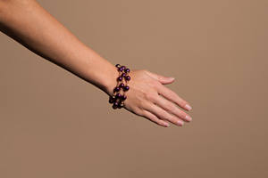Pulsera de cuentas de hematita violeta púrpura AAA con cierre magnético - Product Image 2