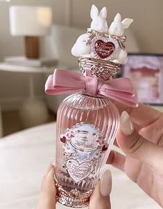 Flacon de parfum de luxe en verre sculpté avec bouchon en forme de lapin, 100 ml, parfum rose lychee avec ruban rose, collection de créateur élégante pour fille - Product Image 5