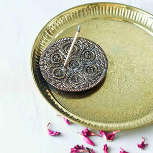 Porte-bâton d'encens décoratif fabriqué à la main en métal pour l'aromathérapie et la méditation - Product Image 2