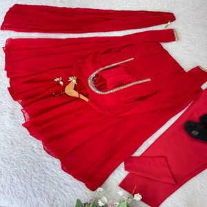 Conjunto de Vestido de Fiesta VASTRA COTTAGE en Falsa Georgette con Pantalón con Bordado de Lentejuelas y Zari, Mangas Bordadas con Moti y Encaje, y Dupatta - Product Image 5