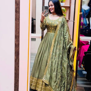 Nueva colección de vestidos de seda Vichitra pesados a la moda para mujeres, trabajo de secuencia de bordado elegante para fiestas - Product Image 1