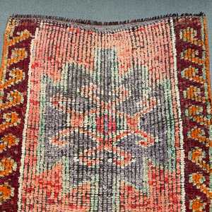 Alfombra Vintage de 2.6x8.4 pies, Alfombra Turca, Alfombra de Lana con Diseño de Camuflaje Rojo Naranja - Product Image 2