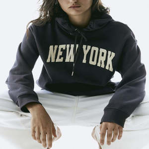 Sweat à capuche court en coton de haute qualité pour femmes Streetwear imprimé bouffant doux polaire coupe décontractée vêtements de sport et vêtements de détente - Product Image 1