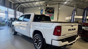 Mejor Precio 2025 R A M 1500 Laramie Sport Hurricane SO RamBox 3.0L Doble Cabina Ute SWB 4x4 Volante a la Derecha - Product Image 4