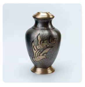 Urnes de crémation artisanales en métal pour cendres humaines avec gravure élégante, design et qualité durable au prix de gros - Product Image 1