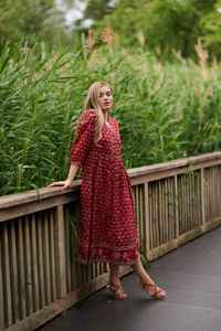 Vestido Midi Bohemio de Algodón Puro Corly, Estampado Floral de Rosas Rojas Hecho a Mano, Moda Ética - Product Image 4