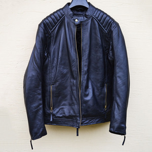 Veste légère en toile et cuir de vache à fermeture éclair intégrale, avec motif de lettres brodées, empiècements respirants, coupe ajustée, imperméable et chauffante à l'avant - Product Image 3