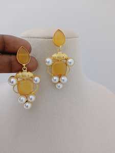 Juego de pendientes colgantes de perlas Ruby Royale chapados en oro Fusion moderno Diseño personalizado de latón pesado único - Product Image 4