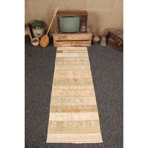 Alfombra de 2.6x7.5 pies, alfombra turca de patchwork, alfombra vintage beige geométrica con elementos florales. - Product Image 1