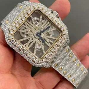 推出一款专为男士设计的手表，该手表采用不锈钢和天然钻石制成，适合日常佩戴