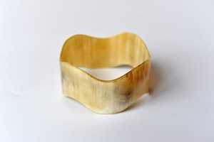 Ensemble de bracelets en corne de buffle faits à la main, polis, modernes, écologiques, de haute qualité, motif unique en forme de chiffre, bracelets foncés - Product Image 5