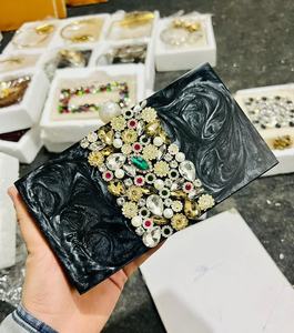 Pochette en résine bohème de luxe pour mariage indien/Nikkah cadeau de mariée Zardozi perle carré bandoulière bouton chaîne pour voyage - Product Image 3